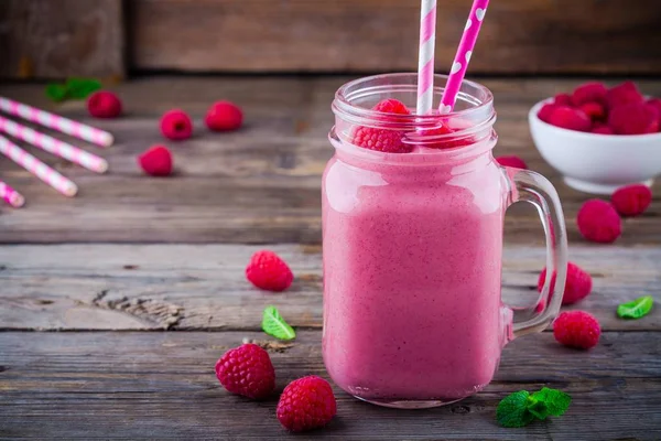 Himbeer-Smoothie im Einmachglas auf rustikalem Holzhintergrund — Stockfoto