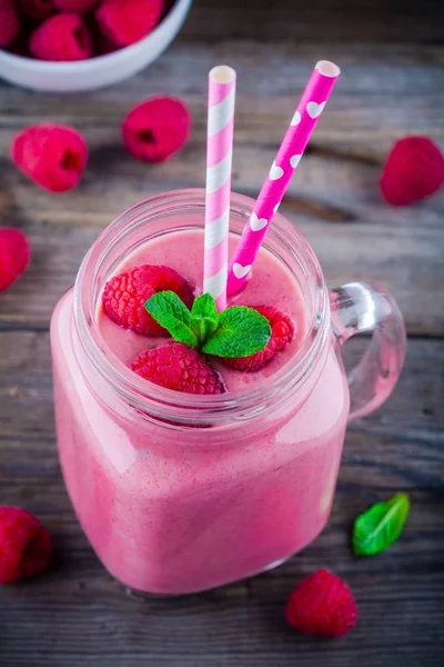 Smoothie βατόμουρο σε βάζο κτιστών σε ρουστίκ ξύλινα φόντο — Φωτογραφία Αρχείου