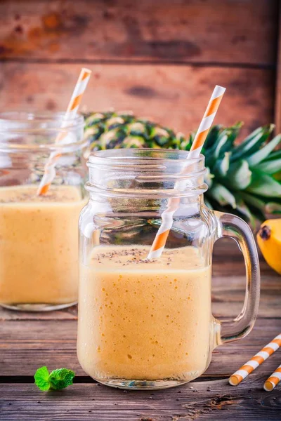 Batido con plátano, piña y semillas de chía en frascos de albañil —  Fotos de Stock