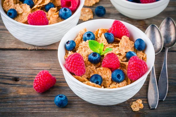 Healthy breakfast: whole grain cereal with raspberry and blueberry — Stock Photo, Image