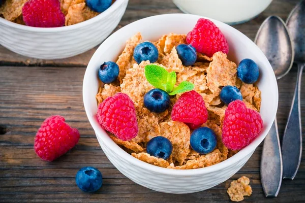 Healthy breakfast: whole grain cereal with raspberry and blueberry — Stock Photo, Image