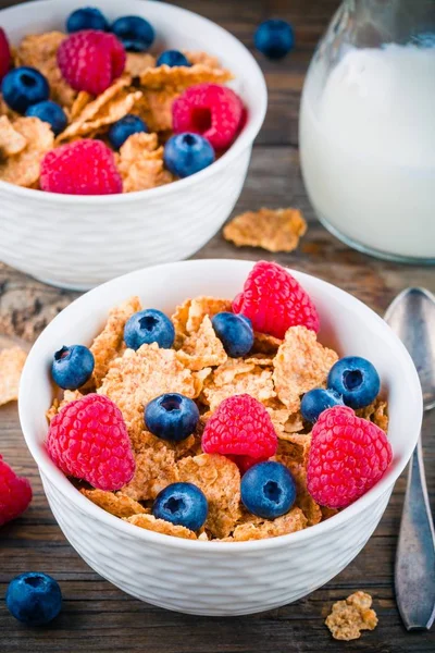 Healthy breakfast: whole grain cereal with raspberry and blueberry — Stock Photo, Image