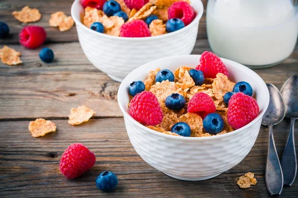 Healthy breakfast: whole grain cereal with raspberry and blueberry — Stock Photo, Image