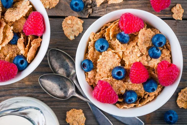 Healthy breakfast: whole grain cereal with raspberry and blueberry — Stock Photo, Image