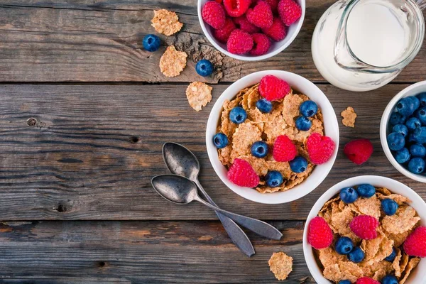 Healthy breakfast: whole grain cereal with raspberry and blueberry — Stock Photo, Image