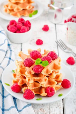 Kahvaltı için taze ahududu ile ev yapımı gözleme