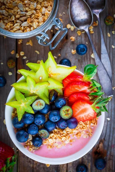 健康早餐碗︰ 覆盆子果汁与格兰诺拉麦片、 蓝莓、 草莓、 杨桃 — 图库照片
