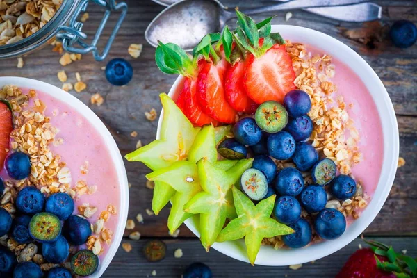 健康早餐碗︰ 覆盆子果汁与格兰诺拉麦片、 蓝莓、 草莓、 杨桃 — 图库照片