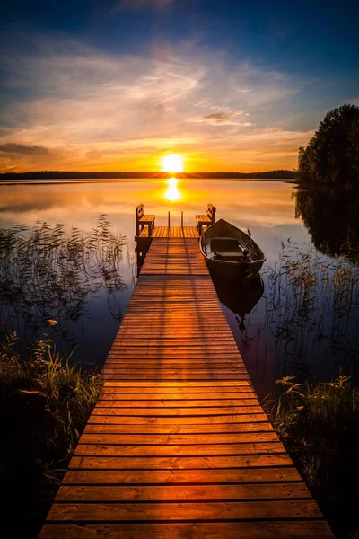 Pôr do sol sobre o cais de pesca no lago na Finlândia — Fotografia de Stock