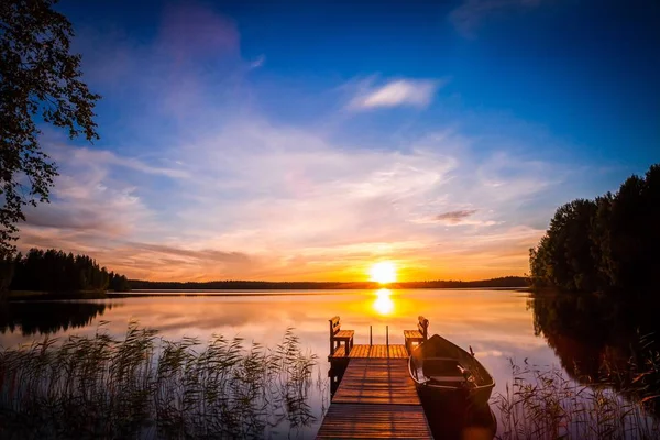 Sunrise Finlandiya'da gölde balıkçılık iskele üzerinde — Stok fotoğraf