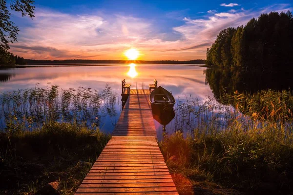 Coucher de soleil sur le quai de pêche au bord du lac en Finlande — Photo