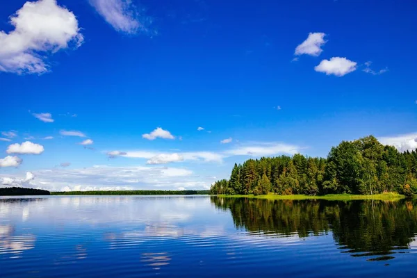Finland sjön liggande på sommaren — Stockfoto