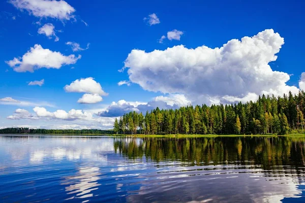 Finlandia lago paisaje en verano — Foto de Stock