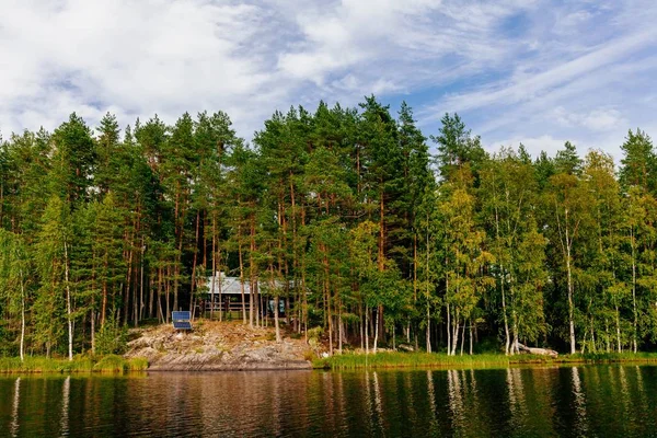 Baita in legno al lago in estate in Finlandia — Foto Stock