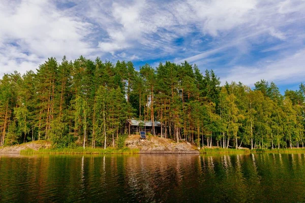 Holzblockhaus am See im Sommer in Finnland — Stockfoto