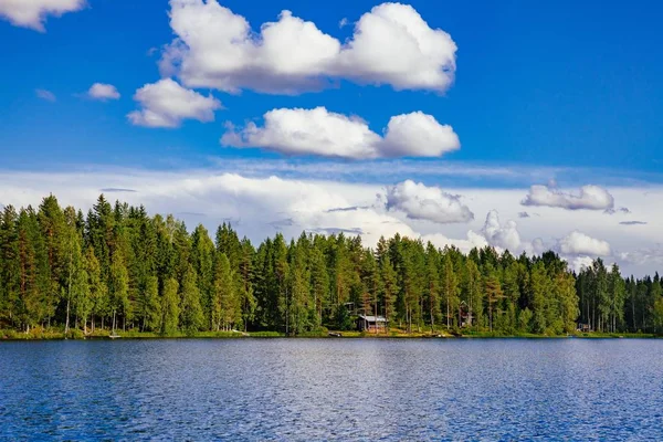 Madeira sauna log cabine no lago no verão na Finlândia — Fotografia de Stock