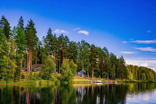 Бревенчатый домик на озере летом в Финляндии — стоковое фото