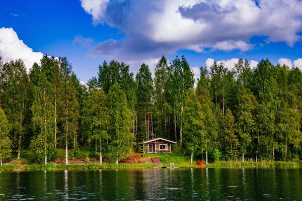 Dřevěná sauna srub u jezera v létě ve Finsku — Stock fotografie