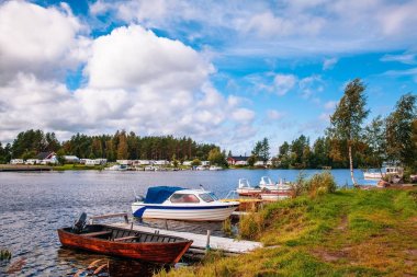 Karavan parkı göle Finlandiya