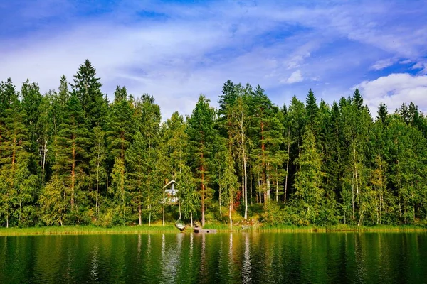 Houten blokhut aan het meer in de zomer in Finland — Stockfoto