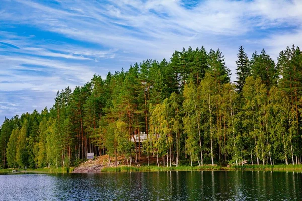 Fa gerendaház a tó nyáron Finnországban — Stock Fotó