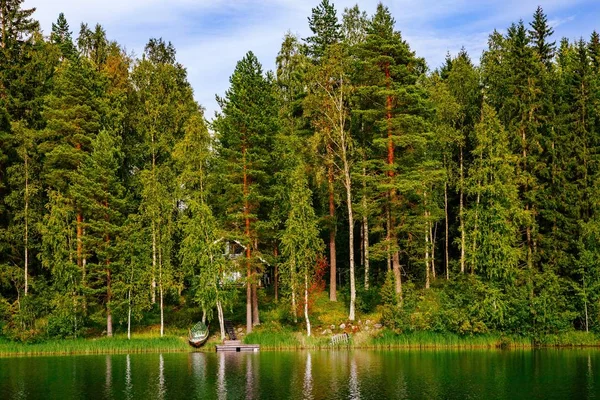 フィンランドの夏の湖で木製の丸太小屋 — ストック写真