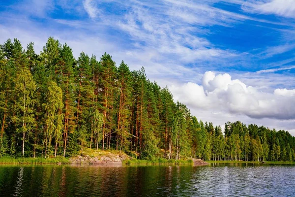 Trä timmerstuga vid sjön på sommaren i Finland — Stockfoto