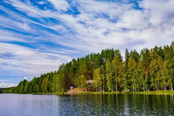 Trä timmerstuga vid sjön på sommaren i Finland — Stockfoto