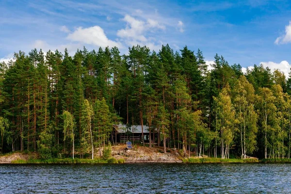 Cabana de madeira no lago no verão na Finlândia — Fotografia de Stock