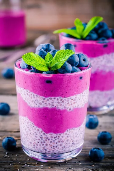 Blueberry smoothies with chia pudding in glasses with fresh berries and mint — Stock Photo, Image