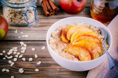 Sağlıklı Kahvaltı: karamelize şeftali, tarçın ve bal ile yulaf ezmesi kase