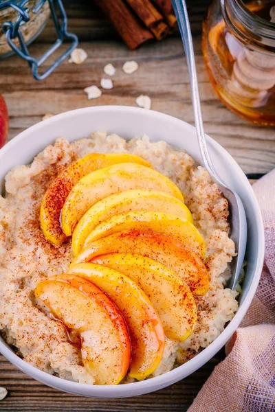 Desayuno saludable: tazón de avena con melocotones caramelizados, canela y miel — Foto de Stock