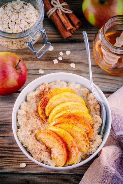 Desayuno saludable: tazón de avena con melocotones caramelizados, canela y miel — Foto de Stock