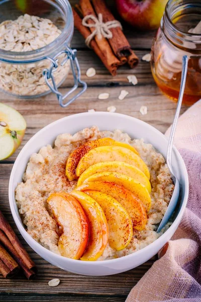 Desayuno saludable: tazón de avena con manzanas caramelizadas, canela y miel — Foto de Stock