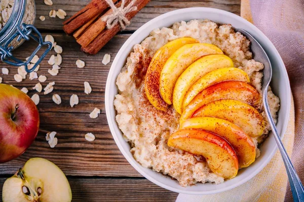 Desayuno saludable: tazón de avena con melocotones caramelizados, canela y miel — Foto de Stock