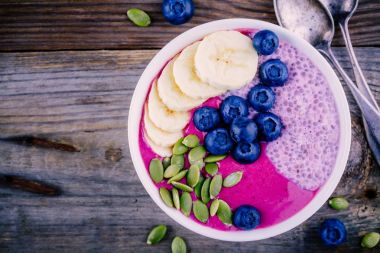 Sağlıklı Kahvaltı: chia puding, muz, taze yaban mersini ve kabak çekirdeği ile mor güler yüzlü kase