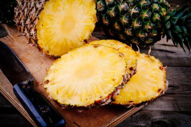 Ahşap arka plan üzerinde taze ham organik ananas