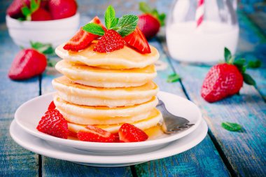 Bal ve çilek ile ev yapımı kek