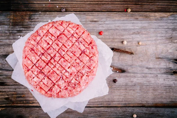 Складові для гамбургерів: сирі котлети з фаршу — стокове фото