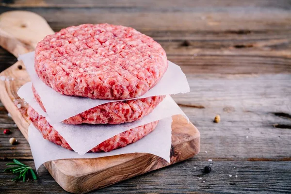 Ingredienti per hamburger: costolette di manzo tritate crude — Foto Stock