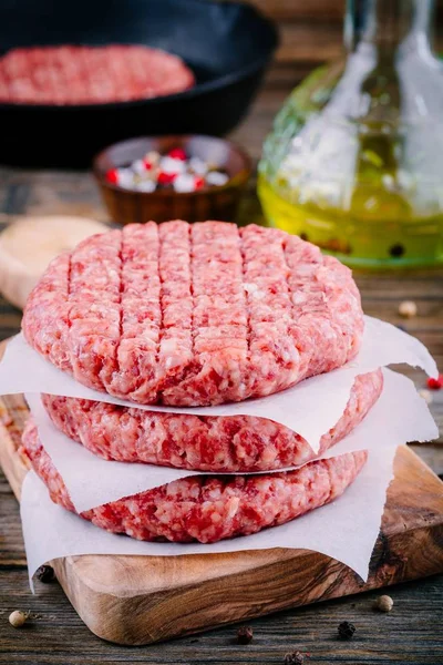 Ingredients for burgers: raw minced beef cutlets — Stock Photo, Image