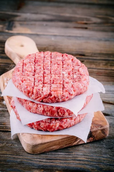 Składniki na Burgery: surowe mielone kotlety z wołowiny — Zdjęcie stockowe