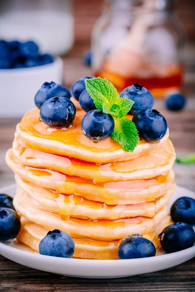 健康的早餐︰ 蜂蜜糖浆与蓝莓煎饼 — 图库照片