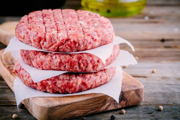 Ingredientes para hambúrgueres: costeletas cruas de carne picada — Fotografia de Stock