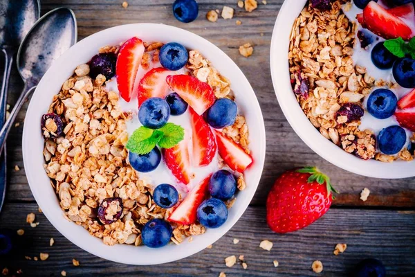 健康的早餐︰ 酸奶与浆果麦片碗 — 图库照片