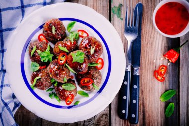 nane, yeşil soğan ve kırmızı biber sosu ile ev yapımı köfte