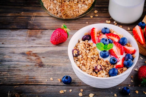 Healthy breakfast: bowl of granola with yogurt and berries — Stock Photo, Image
