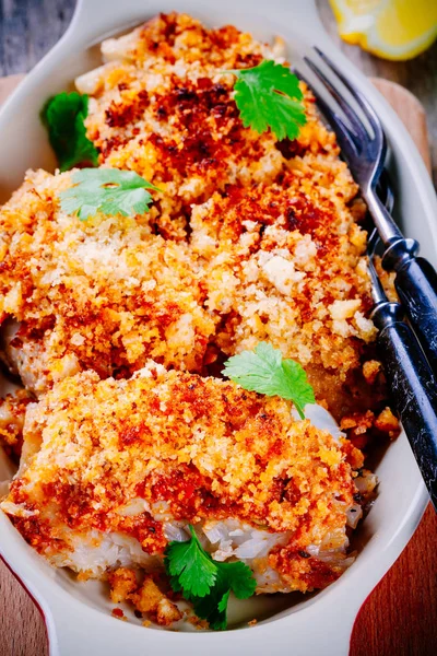 Bacalhau assado em farinha de rosca em prato de gratinado close-up — Fotografia de Stock