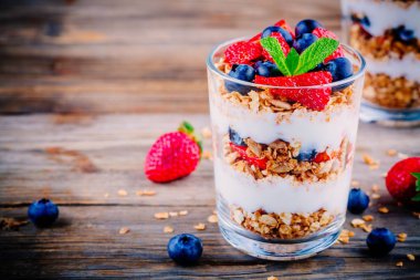 Granola, çilek ve yaban mersini yoğurt parfe