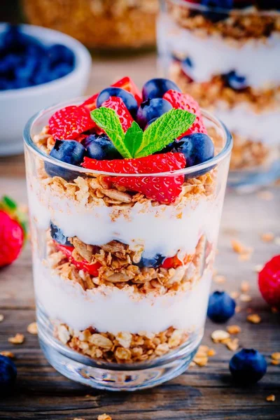 Parfait de yogur con granola, fresas y arándanos — Foto de Stock